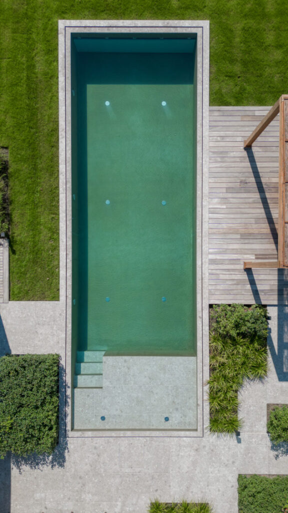 bouwkundig betonnen zwembad met keramische tegels