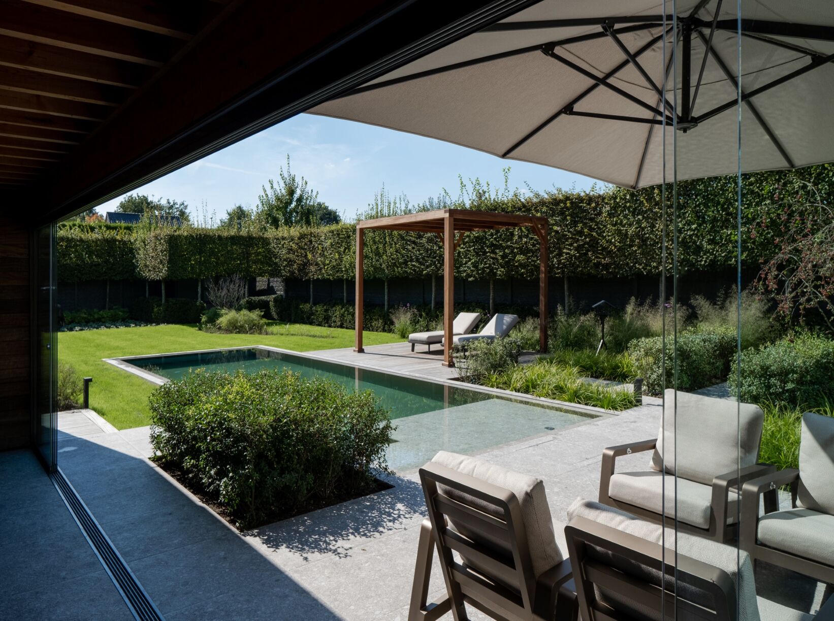 Betonnen zwembad in ter plaatste gestort beton - luxe zwembad - architect