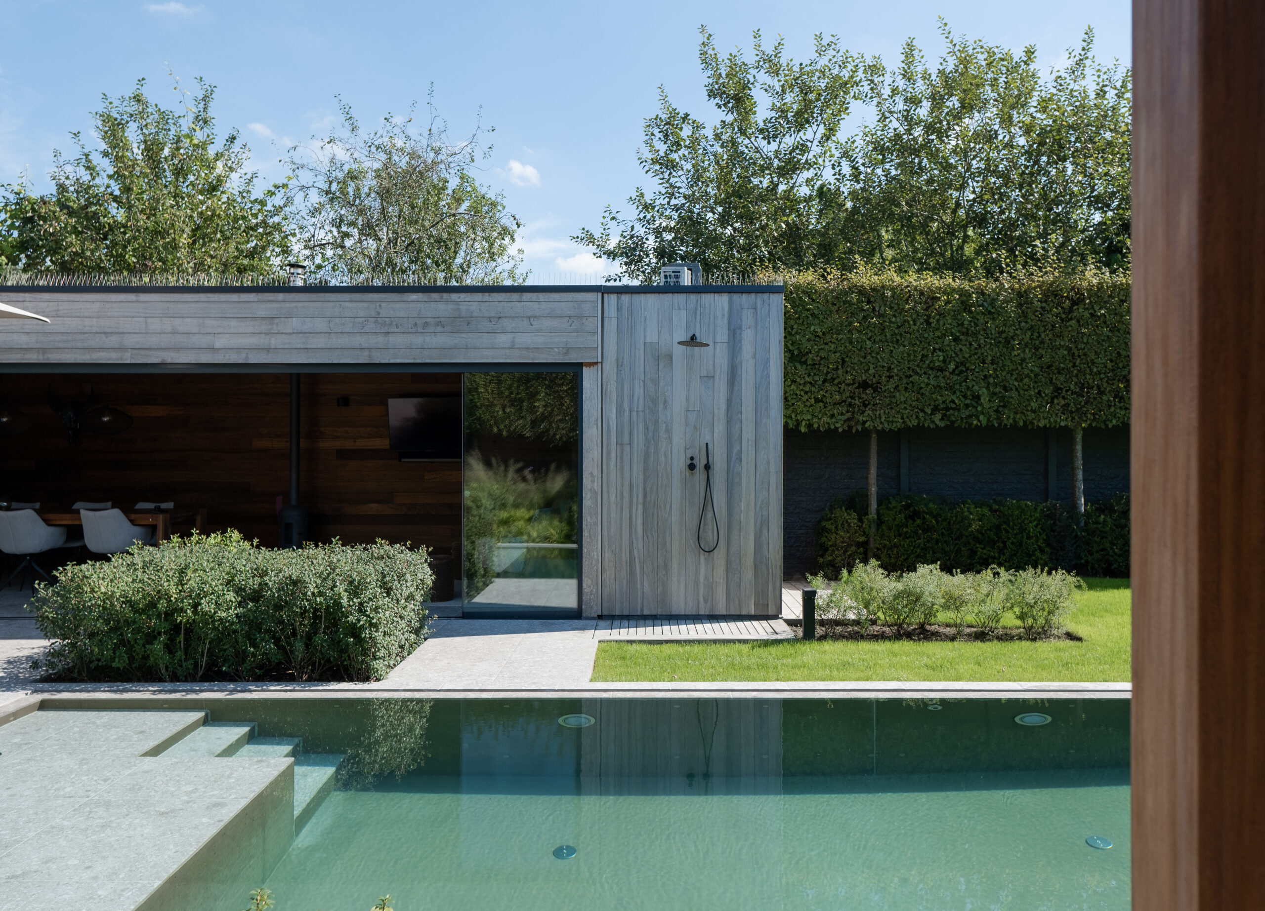 Overloopzwembad in ibizalook met grote plage ligstuk