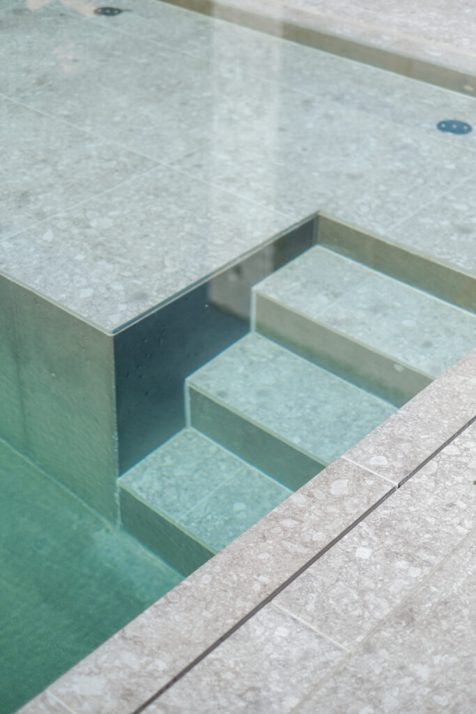 Bouwkundig zichtbetonnen zwembad ter plaatse gestort