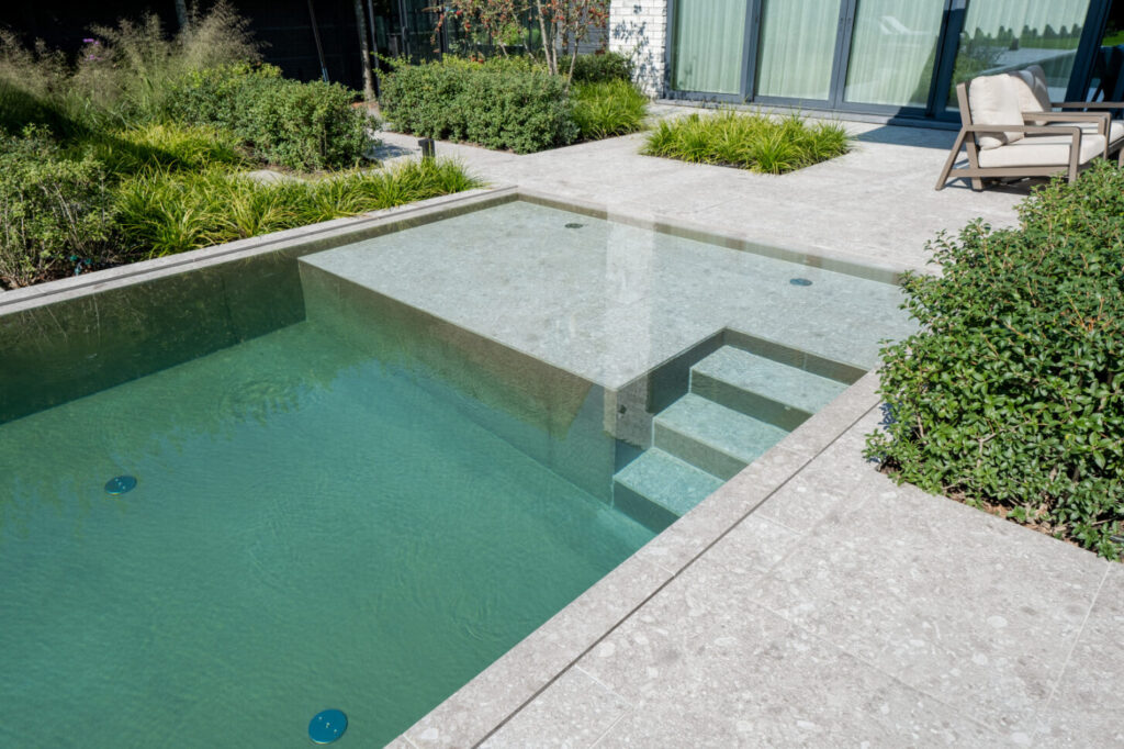 Bouwkundig infinity zwembad